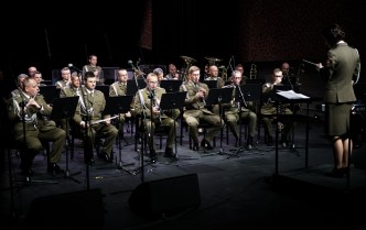 wojskowa orkiestra dęta na scenie