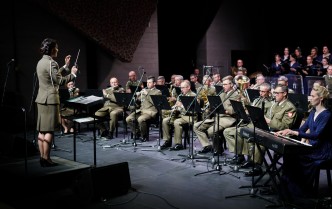 orkiestra wojskowa gra na scenie