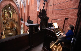 mężczyzna grający na organach w kościele