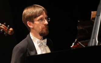 zbliżenie na twarz mężczyzny grającego na fortepianie