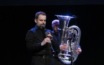 dwaj mężczyźni grający na klarnecie i tubie