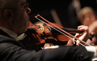 zbliżenie na mężczyznę grającego na skrzypcach