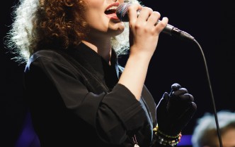 kobieta śpiewająca do mikrofonu