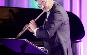 mężczyzna grający na flecie poprzecznym