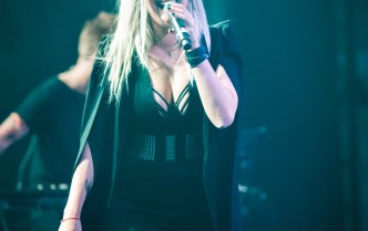 kobieta w blond włosach i czarnym stroju z mikrofonem