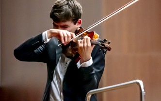 mężczyzna grający na skrzypcach