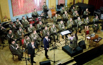 ukazanie z góry muzyków orkiestry wojskowej