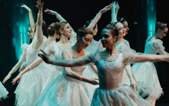 zbliżenie na grupę baletnic w trakcie tańca