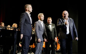 perkusista, kontrabasista oraz pianista wraz z dyrygentem stoją wspólnie na scenie