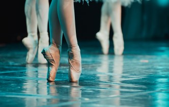 zbliżenie na pointy trzech baletnic w trakcie tańca