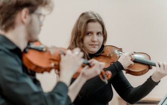 mężczyzna i kobieta grający na skrzypach