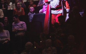 mężczyzna w stroju świętego Mikołaja wśród widowni