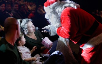 mężczyzna w stroju świętego Mikołaja rozmawiający z widzami