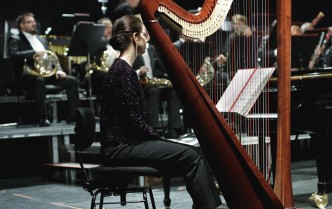 kobieta grająca na harfie