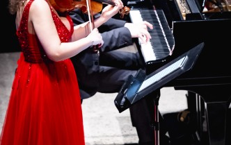 kobieta grająca na skrzypcach i mężczyzna grający na fortepianie