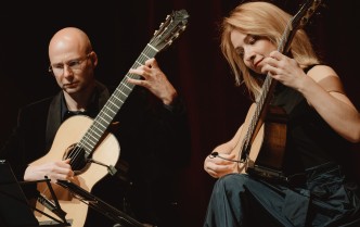 kobieta i mężczyzna grający na gitarach