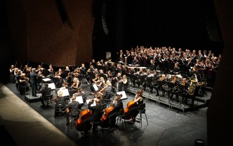 Orkiestra symfoniczna na scenie