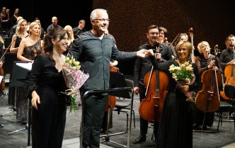Thanking the conductor with flowers for his performance