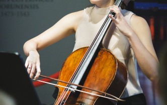 kobieta grająca na wiolonczeli