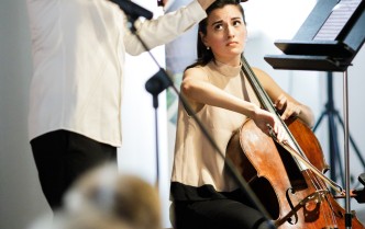 mężczyzna grający na skrzypcach i kobieta grająca na wiolonczeli
