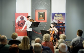 mężczyzna grający na skrzypcach i kobieta grająca na wiolonczeli