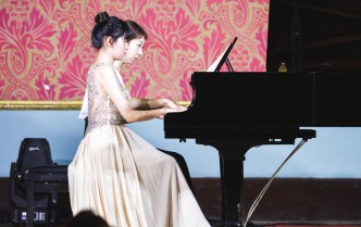 dwie kobiety grające na fortepianie