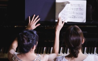 dwie kobiety grające na fortepianie, widok z góry