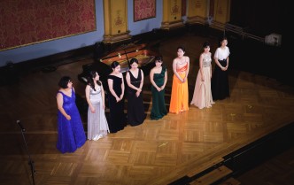 osiem kobiet stojących na scenie