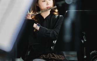 kobieta grająca na flecie poprzecznym