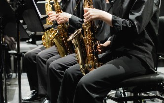 grupa osób grająca na saksofonach