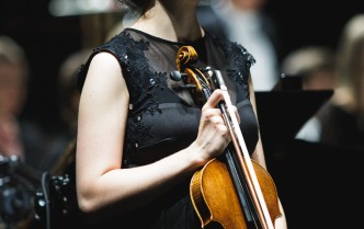 kobieta trzymająca skrzypce