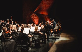 orkiestra na scenie, widok zza pierwszych skrzypiec