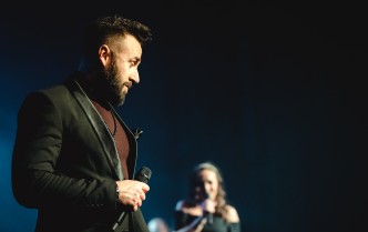 mężczyzna trzymający mikrofon