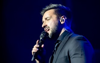 mężczyzna śpiewający do mikrofonu