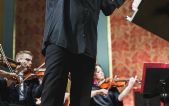 stojacy mężczyzna grający na skrzypcach