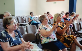 starsze kobiety na widowni bijące brawo