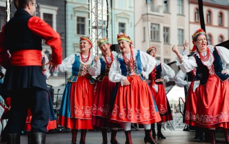 grupa kobiet tańczących w strojach ludowych