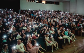 publiczność z zapalonymi małymi światełkami