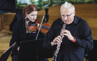 mężczyzna grajacy na oboju i kobieta grająca na skrzypcach