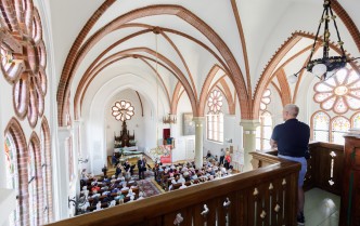 widok na publiczność i artystów z góry