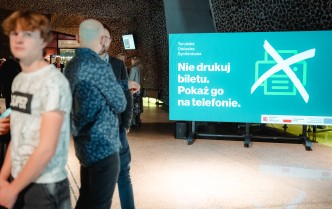 wyświetlany na telebimie napis: Nie drukuj biletu. Pokaż go w  telefonie.