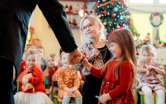 dziewczynka przybijająca żółwika z prowadzącym