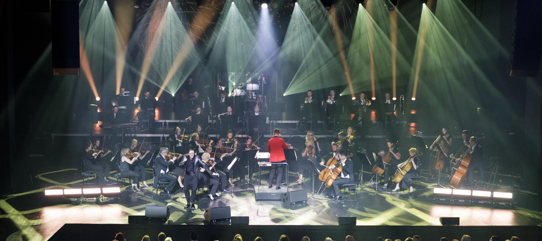 kolorowe światła i orkiestra siedząca na scenie