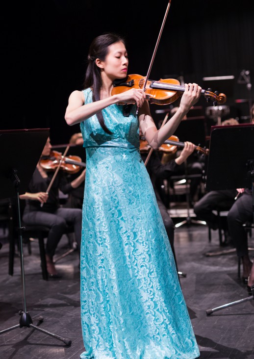 woman playing the violin