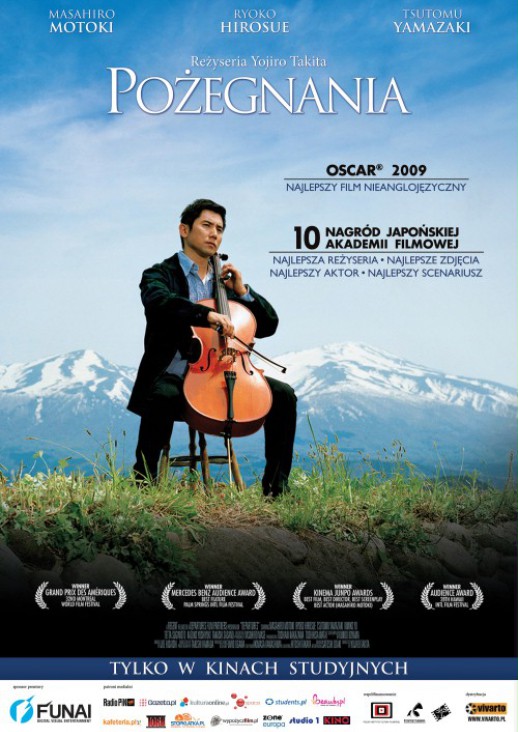 plakat filmu pożegnania, mężczyzna siedzi na krześle i gra na wiolonczeli