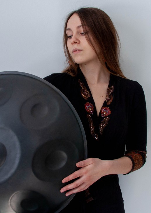 kobieta trzymająca instrument