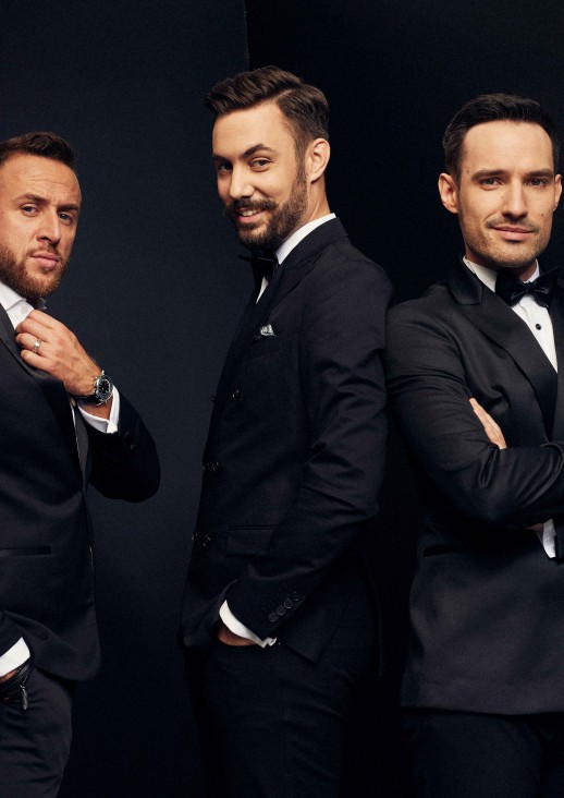 trzech mężczyzn w garniturach