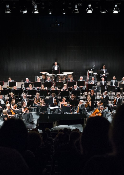 orkiestra na scenie podczas koncertu, widok z góry