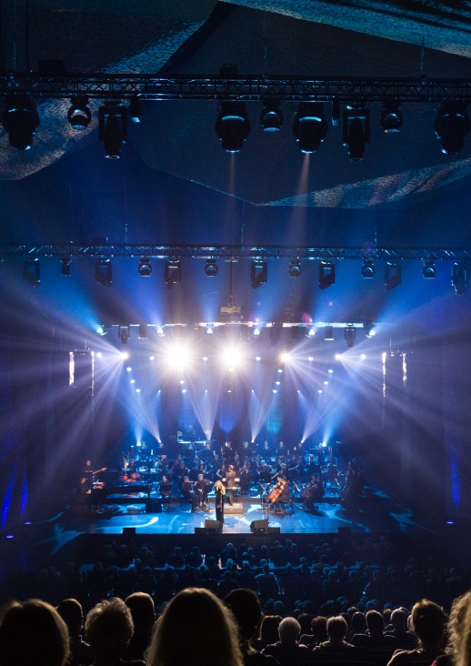 orkiestra na scenie, niebieskie światła