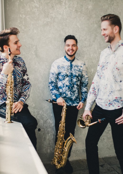 czterech mężczyzn trzymających saksofony
